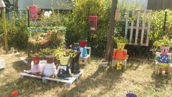 En été il fait chaud et l'herbe devient jaune.