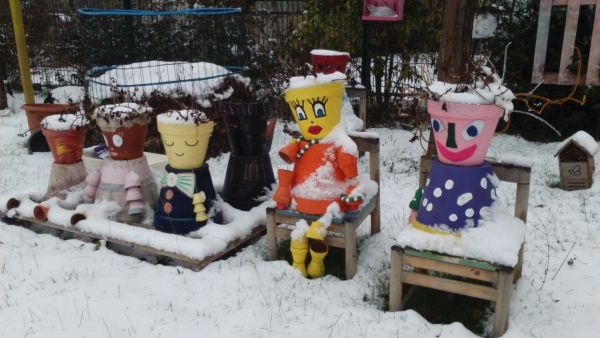 En hiver il y a de la neige et la famille pots de fleurs à froid.